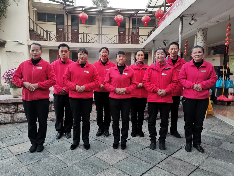 3除夕夜，安宁温泉宾馆康养部召开班前会.jpg