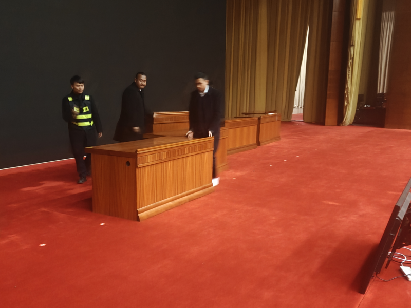5海埂会堂会议服务部在布置春节后大会会场.png
